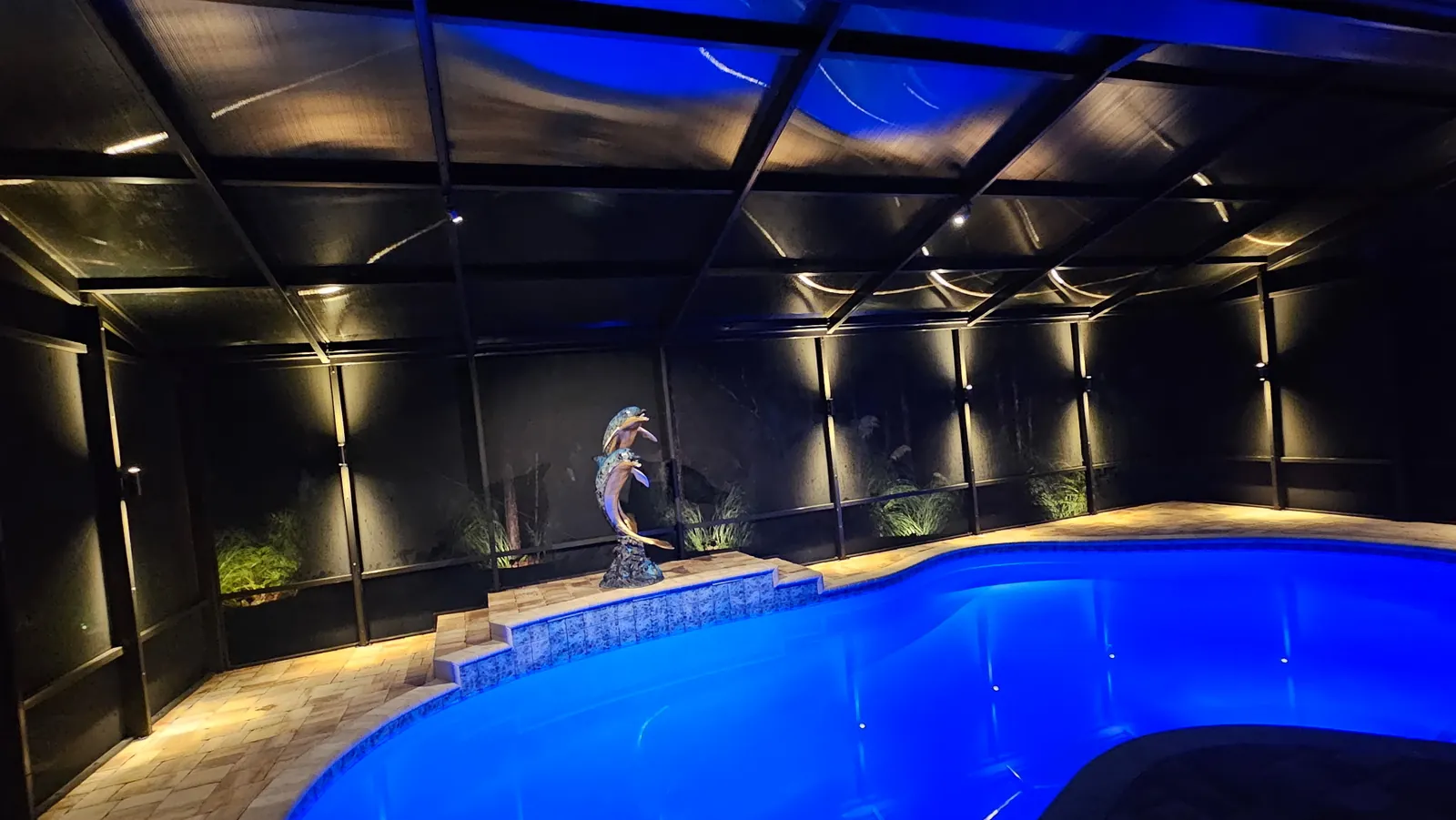 The full enclosure, warm frame and blue water